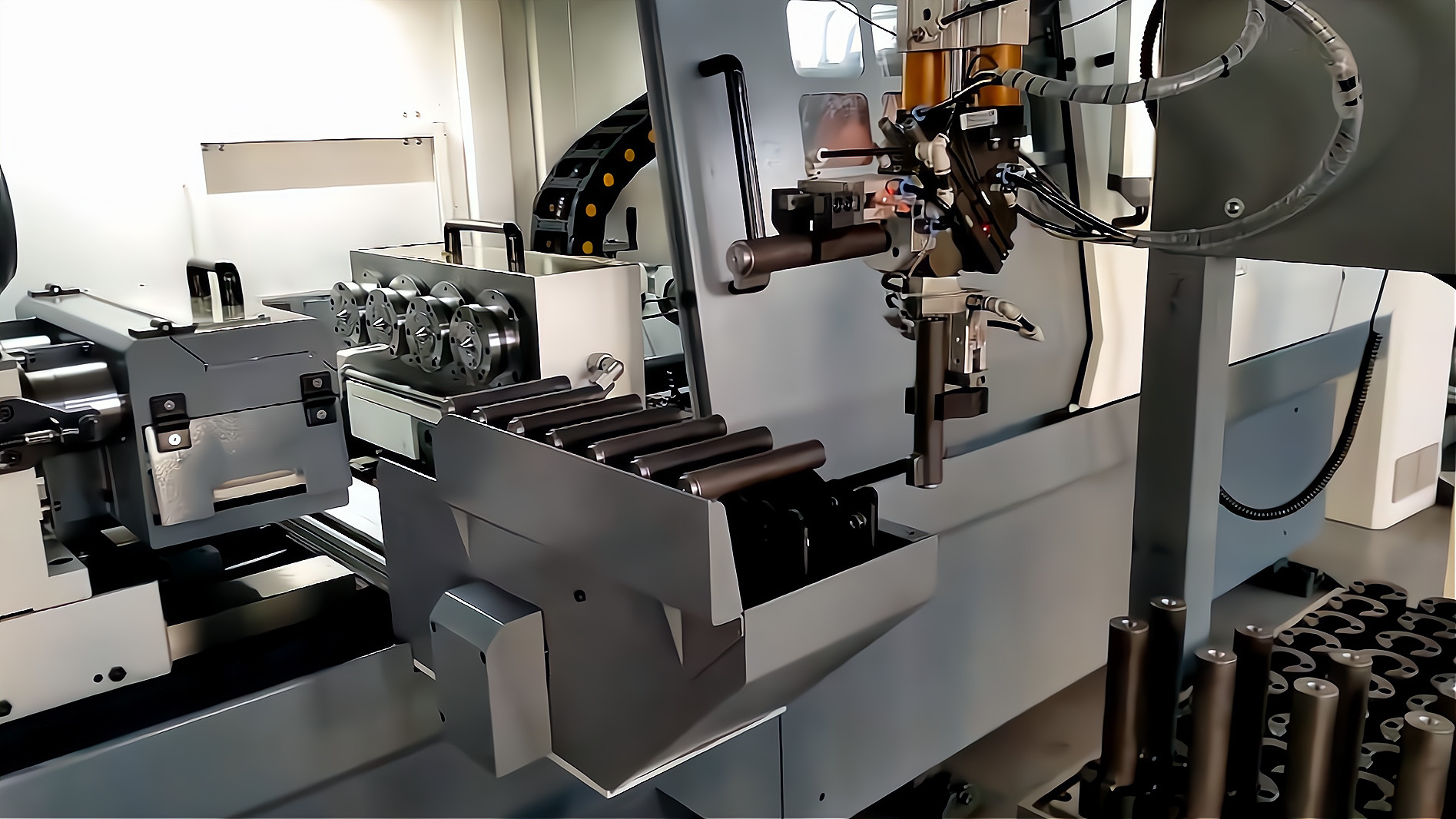ZK2115×4B/500A 深孔鉆床配置桁架機械手，加工手槍槍管單機自動化